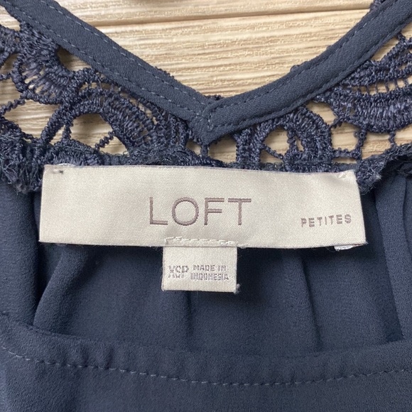 Loft petites grey blouse, XS size, W18, L22.5, 100% polyester - Picture 5 of 8